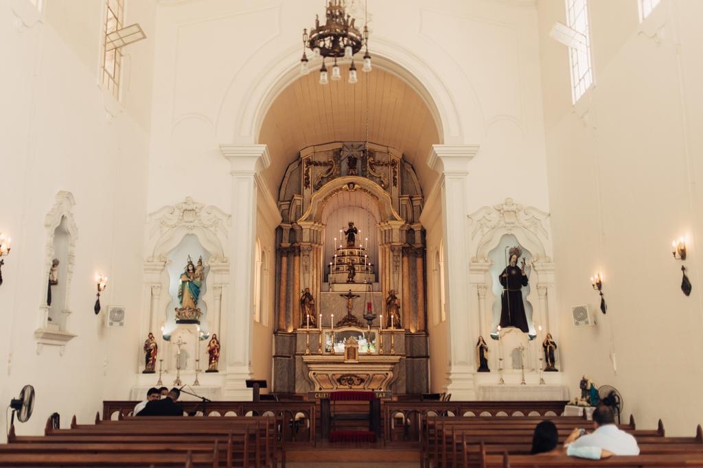 Altar-mor em talha dourada