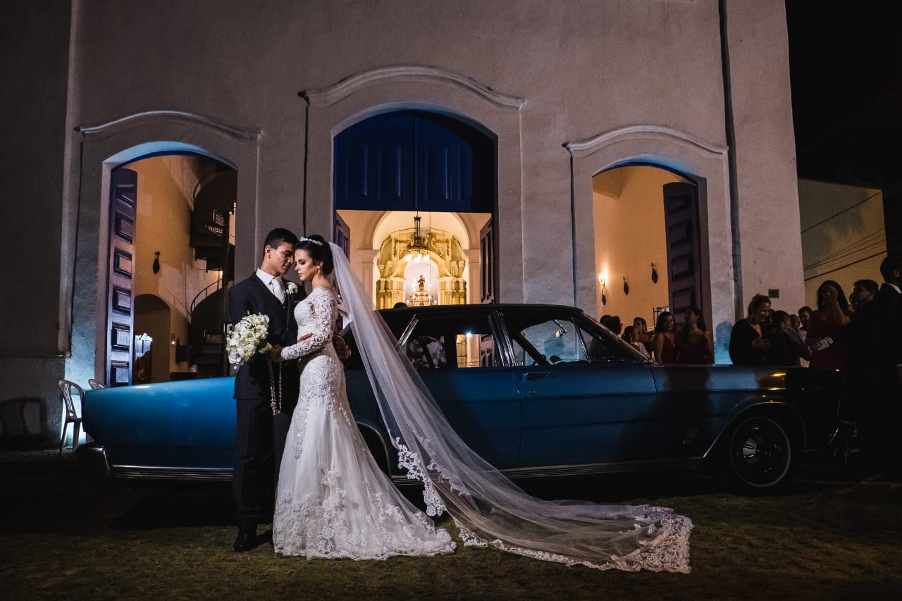 Noivos na entrada da igreja